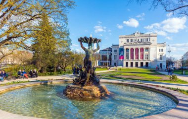 Riga, Letonya - 30 Nisan 2016: Letonya Ulusal Opera Binası Riga, Letonya. Ulusal Opera Binası 1863 yılında St. Petersburg mimarı Ludwig Bohnstedt tarafından inşa edilmiştir..