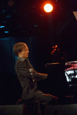 BUDAPEST, HUNGARY - 30 Ekim: Kuriya Makoto Japon piyanist sunum organizasyonunda çalıyor. Japonya Vakfı tarafından 30 Ekim 2012 'de Budapeşte, Macaristan' daki A38 konser salonunda.