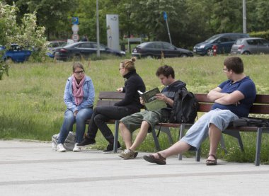 BUDAPEST, HUNGARY - 14 Mayıs 2013 tarihinde Budapeşte 'deki Lagymanyos Kampüsü' nde kimliği belirsiz öğrenciler. Eotvos Lorand Üniversitesi (ELTE) Macaristan 'ın en büyük ve en eski üniversitesidir..