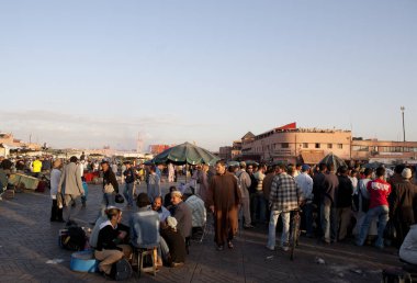 Marakeş, Fas - 3 Kasım 2007 'de Marakeş' teki Jema el Fna Meydanı 'nı ziyaret eden kimliği belirsiz kişiler var. Meydan UNESCO Dünya Mirası 'nın bir parçası.