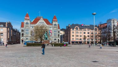 HELSINKI, FINLAND - 4 Mayıs 2016: Helsinki 'nin merkezinde yürüyen insanlar. Helsinki Finlandiya 'nın başlıca siyasi, eğitim, mali, kültürel ve araştırma merkezidir.