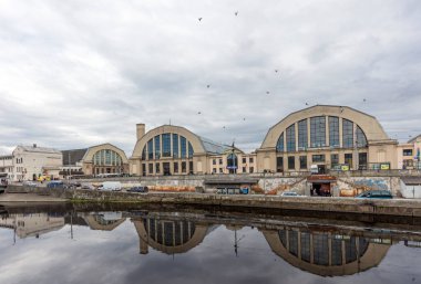 RIGA, LATVIA - 30 Nisan 2016 'da Riga, Letonya' da merkezi gıda pazarı binaları. 700.000 kentteki pazar zeplin balonlar için eski bir hangardan yapıldı..