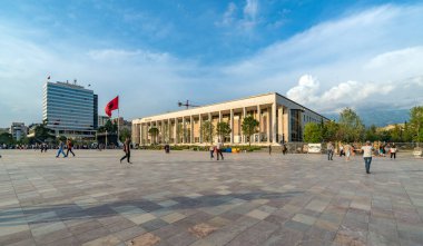 TİRAN, ALBANIA - 30 Mayıs 2018: Tiran, Arnavutluk 'un merkezindeki Skanderbeg Meydanı' ndaki Opera Evi.