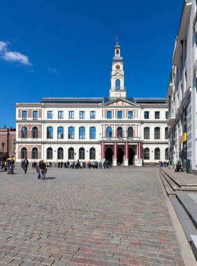 Riga, Letonya - 29 Nisan 2016: Riga 'nın merkezi, Letonya. Riga, Baltık devletlerinin en büyük şehri ve Letonya nüfusunun üçte birine ev sahipliği yapmaktadır.  