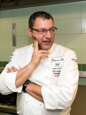 BUDAPEST, HUNGARY - 13 Ekim 2016: Andras Wolf 'un New York Cafe' deki yönetici şefi ve mutfağındaki Boxer Akademisi 'nin bir parçası olan Salon Restoranı, röportajını yapıyor.