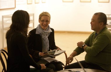 BUDAPEST, HUNGARY - 26 Ekim 2010 'da Macaristan' ın Budapeşte kentinde Mai Mano Galerisi 'nde Tokyo stili kitabının yazarı, Japon sanatçı Tsuzuki Kyoichi. 