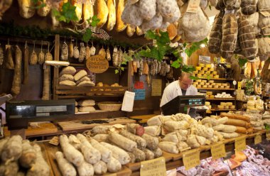Norcia, İtalya - 8 Ekim 2010: 8 / 10 / 2010 'da olduğu gibi ana caddedeki jambon dükkanı. 30 Ekim 2016 'da Norcia yakınlarında meydana gelen deprem İtalyan şehrini yok etti..