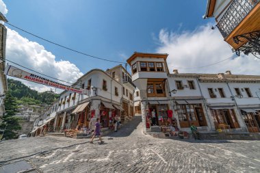 Cirokaster, Arnavutluk - 30 Mayıs 2018: Arnavutluk 'un güneyinde bir UNESCO Dünya Mirası sahası olan Cirokaster şehir merkezi. 