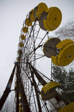PRIPYAT, UKRAINE - 15 Mart 2013 'te Ukrayna' nın Pripyat kentinde terk edilmiş bir şehir olan Pripyat 'ın genel manzarası. 27 yıl önce 4 numaralı reaktör patladıktan sonra burada bir nükleer felaket meydana geldi.