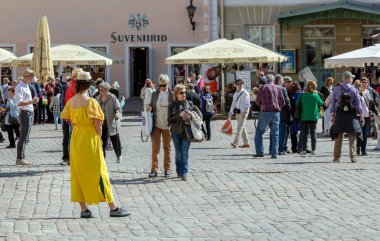 TALLINN, ESTONIA - 4 Mayıs 2016: Tallinn Tarih Merkezi 'nde tanımlanamayan peole. UNESCO Dünya Mirası sahasının bir parçası.