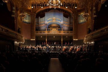 Eski müzikholdeki konser.