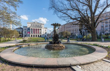 Riga, Letonya - 30 Nisan 2016: Letonya Ulusal Opera Binası Riga, Letonya. Ulusal Opera Binası 1863 yılında St. Petersburg mimarı Ludwig Bohnstedt tarafından inşa edilmiştir..