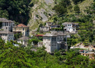 Cirokaster, Arnavutluk - 30 Mayıs 2018: Arnavutluk 'un güneyinde bir UNESCO Dünya Mirası sahası olan Cirokaster şehir merkezi.