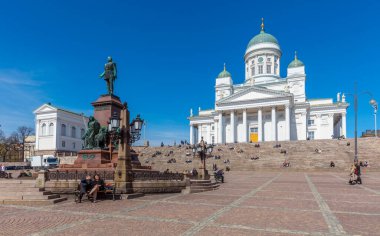 HELSINKI / FINLAND - 4 Mayıs 2016: Beyaz Helsinki Katedrali önündeki insanlar, Protestan Lüteryen Kilisesi. Kilise ilk olarak 1830-1852 yılları arasında inşa edildi..
