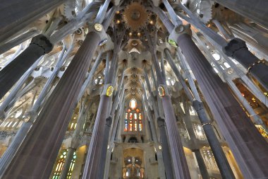 BARCELONA, İspanya - SEPTEMBER 10: Sagrada Familia - Gaudi tarafından tasarlanan etkileyici katedral, 1882 'den beri inşa ediliyor ve henüz 10 Eylül 2012' de İspanya 'nın Barselona kentinde tamamlanmadı.. 