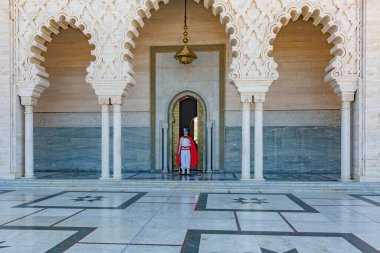 RABAT, MOROCCO - 30 Ekim 2008 'de Rabat, Fas' ta Kur 'an' ı okuyan İmam (Müslüman rahip). Anıt mezar turistler tarafından serbestçe ziyaret edilebilir..