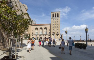 MONTSERRAT, SPAIN - 10 SEPTEMBER: Benedictine manastırı Santa Maria de Montserrat 'ı ziyaret eden tanımlanamayan hacılar, Katalonya' nın en sevdiği aziz olan Kara Bakire 'ye ev sahipliği yapıyor. 09, 2012 Montserrat, İspanya