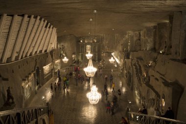WIELICZKA, POLAND - 23 Ekim: Wieliczka tuz madeni (13. yüzyıl) dünyanın en eski tuz madenlerinden biridir. 9. katta 300 'den fazla koridor ve 300' den fazla odası var. 23 Ekim 2012, Wieliczka, Polonya.
