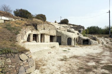 NOSZVAJ, HUNGARY - SEPTEMBER 1, 2012: Mağara evleri, 19. yüzyılda ev satın alınamayacak kadar fakir aileler tarafından yumuşak rhyolite taşına dönüştürüldü, bugün çok azı sanatçı atölyelerine dönüştürüldü