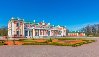 TALLINN, ESTONIA - 4 Mayıs 2016: Kadriorg - Büyük Peter için 1718 'de inşa edilen barok sarayı şimdi Estonya Sanat Müzesi' nin yabancı koleksiyonuna ev sahipliği yapmaktadır..