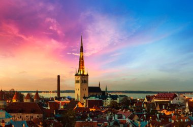 Tallinn, Estonya 'nın gece manzarası