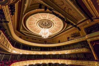 Riga, Letonya - 30 Nisan 2016: Letonya Ulusal Opera Binası Riga, Letonya. Ulusal Opera Binası 1863 yılında St. Petersburg mimarı Ludwig Bohnstedt tarafından inşa edilmiştir..