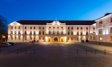 TALLINN, ESTONIA - 4 Mayıs 2016: Estonya 'daki Tallinn Tarih Merkezi' nde Belediye Binası meydanının mimarisi. UNESCO Dünya Mirası sahasının bir parçası.