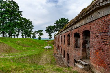Terk edilmiş eski binanın kalıntıları.