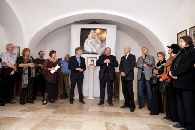 BUDAPEST, HUNGARY - 17 Kasım 2009 'da Macaristan' ın Budapeşte kentindeki Budapeşte kentindeki hayatının çalışma sergisinin açılış törenine Antal Czinder (r) Macar çağdaş heykeltıraş katıldı..