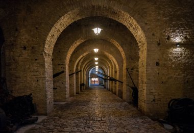 GJIROKASTER, ALBANIA - 1 Haziran 2018: eski kaledeki yeraltı mezarları. 19. yüzyılın başlarında Tepelena 'lı Ali Paşa tarafından dikildi. Cirokaster, UNESCO 'nun Dünya Mirası Alanı