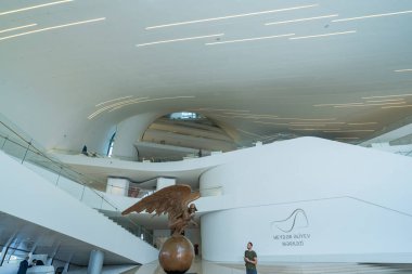 Bakü, Azerbaycan - 6 Mayıs 2019: Bakü 'deki Heydar Aliyev Kültür Merkezi' nin iç işleri detayları. Kültür merkezi, mimar Zaha Hadid tarafından inşa edildi.