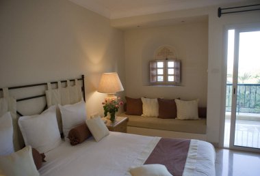 Penceresi olan bir otel odası.