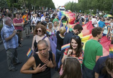 BUDAPEST, HUNGARY - 6 Temmuz 2013 'te Budapeşte, Macaristan' da LGBT (lezbiyen, gey, biseksüel ve transseksüel) haklarını desteklemek için düzenlenen Eşcinsel Onur Yürüyüşüne kimliği belirsiz kişiler katıldı..