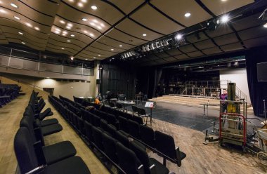 Riga, Letonya - 30 Nisan 2016: Letonya Ulusal Opera Binası Riga, Letonya. Ulusal Opera Binası 1863 yılında St. Petersburg mimarı Ludwig Bohnstedt tarafından inşa edilmiştir..