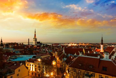 Tallinn, Estonya 'nın gece manzarası