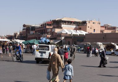 Tanımlanamayan kişiler 3 Kasım 2007 'de Marakeş, Fas' ta Jemaa el Fna Meydanı 'nı ziyaret etti. Meydan UNESCO Dünya Mirası 'nın bir parçası.