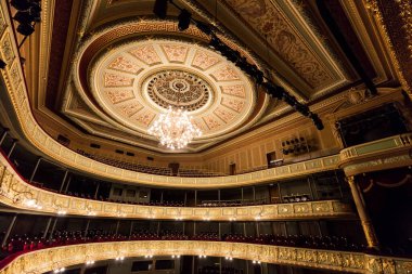Riga, Letonya - 30 Nisan 2016: Letonya Ulusal Opera Binası Riga, Letonya. Ulusal Opera Binası 1863 yılında St. Petersburg mimarı Ludwig Bohnstedt tarafından inşa edilmiştir..