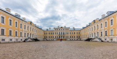 Pilsrundale, Letonya - 1 Mayıs 2016; Rundale Sarayı 'nın dışı. Rundale Sarayı, Letonya 'nın en seçkin Barok ve Rococo sanat eserlerinden biridir.. 