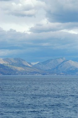 Güzel deniz manzarası ve arka plandaki dağlar.