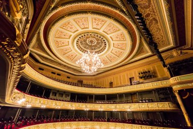 Riga, Letonya - 30 Nisan 2016: Letonya Ulusal Opera Binası Riga, Letonya. Ulusal Opera Binası 1863 yılında St. Petersburg mimarı Ludwig Bohnstedt tarafından inşa edilmiştir..