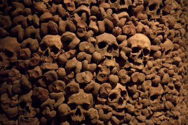 BRNO, CZECH - 15 Aralık 2016: Brno 'daki Jakubske Meydanı' ndaki St. James Kilisesi Ossuary 'nin İçişleri. 50.000 'den fazla insana ait olduğu tahmin edilen büyük bir kemik koleksiyonuydu.