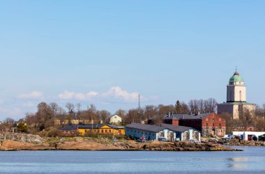 HELSINKI, FINLAND - 3 Mayıs 2016: Helsinki takımadasında küçük bir ada. Deniz ve geniş takımadalarla çevrili Helsinki, Avrupa 'nın kuzeyindeki ana turizm merkezidir..