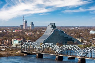 Riga, Letonya - 29 Nisan 2016: Letonya 'nın başkenti Riga' daki Ulusal Kütüphane binası. Riga, Baltık devletlerinin en büyük şehri ve Letonya nüfusunun üçte birine ev sahipliği yapmaktadır. 