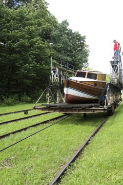 MASURIA, POLAND - 13 Temmuz 2012 'de Polonya' nın Masurian bölgesinde Elblag Chanel 'de bir tekneye çarpmak. Chanel teknesinin Polonya 'da 200 yıllık bir geleneği var..