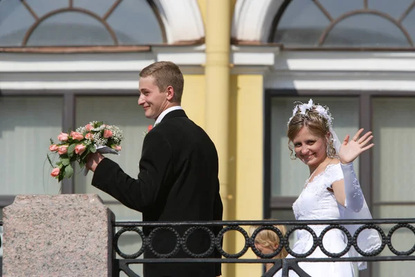 Szczęśliwa Para Ślubna Europejskim Mieście — Zdjęcie stockowe