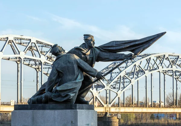 Statue Près Rivière Dans Ville Européenne — Photo