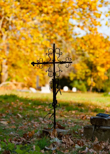 Старый Деревянный Крест Кладбище Осеннем Парке — стоковое фото