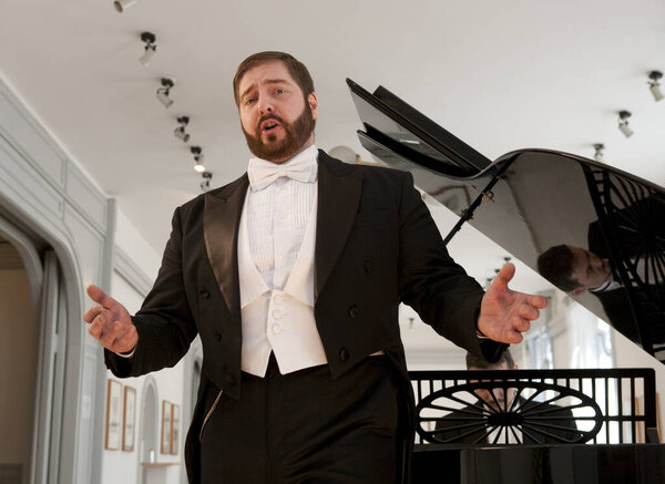 БУДАПЕСТ, ХАНГАРИЯ - 07 МАЯ: 7 мая 2009 года на сцене Венгерского музея Будафока в Будапеште Андраш Барлай исполнил венгерскую оперу и белканто.