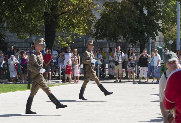 Budapest Ungheria Agosto Persone Non Identificate Che Assistono Cambio Delle — Foto Stock