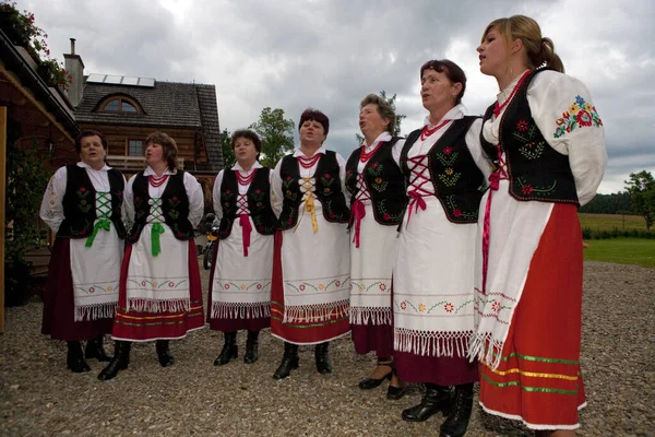 Beskides Lengyelország Július Hagyományosan Öltözött Folklórcsoport Debütál Egy Agroturisztikai Központban — Stock Fotó